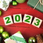 feliz-ano-novo-2023-natal-2023-presentes-de-natal-colocados-em-uma-atmosfera-festiva_1205-12084